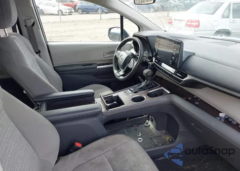 2021 Toyota Sienna Le z USA, uszkodzony, nr VIN 5TDKRKEC6MS046724